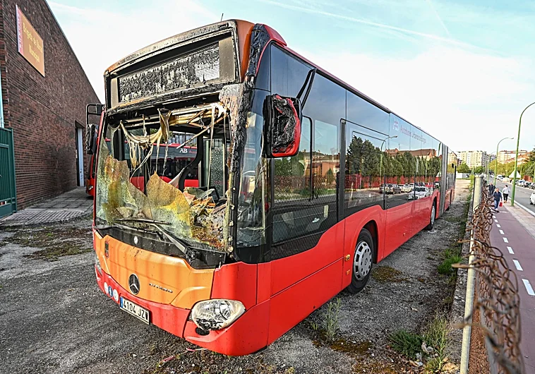 Un incendio "voraz" arrasa las cocheras de Burgos