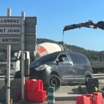 Un coche pierde el control y acaba sobre la mediana en el cruce de los Cazadores