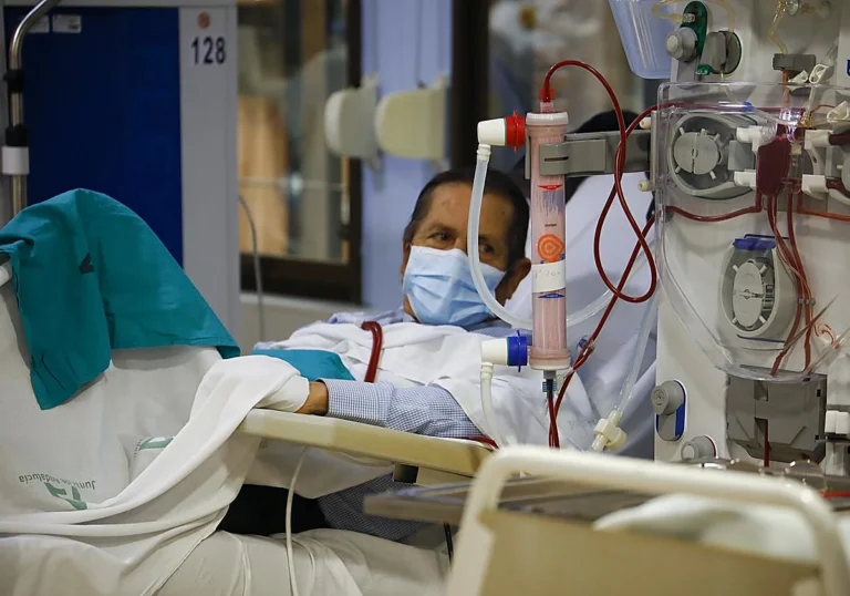 Un paciente renal se somete a di&aacute;lisis