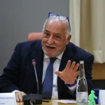 La contradicción que salpica a la DGT: el director Pere Navarro pide vetar el coche en ciudad mientras usa varios de combustión como oficiales