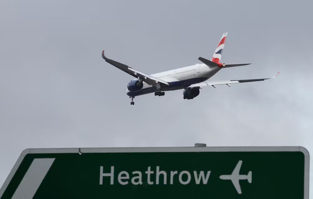 Un avi&oacute;n de British Airways se aproxima al aeropuerto londinense de Heathrow