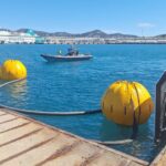Objetivo cumplido: reflotan el yate incendiado frente al puerto de Ibiza