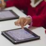 Proponen prohibir las pantallas en colegios para menores de seis a&ntilde;os: &ldquo;No tienen ning&uacute;n beneficio&rdquo;