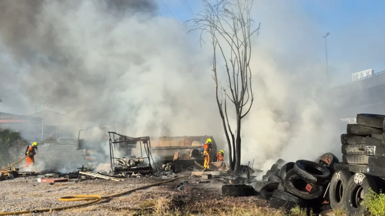 Incendio de un cami&oacute;n abandonado junto a la A-3