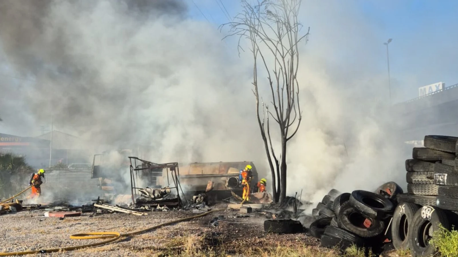 Incendio de un cami&oacute;n abandonado junto a la A-3