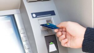 Una persona extrayendo dinero en un banco