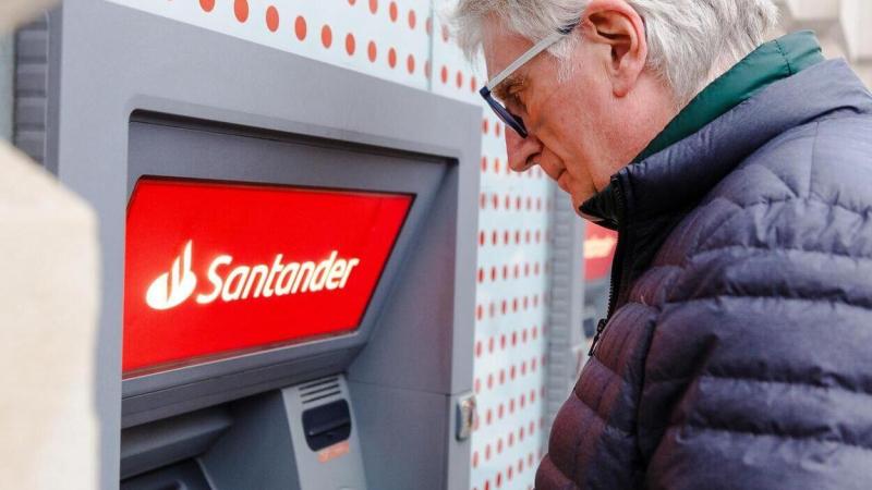 Cliente senior en un cajero de Banco Santander
