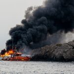 Por qué se deja hundir un barco en llamas: la medida extrema que se aplica en Ibiza