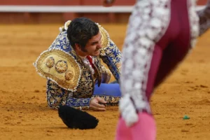 Morante de la Puebla sufre una cornada en el glúteo
