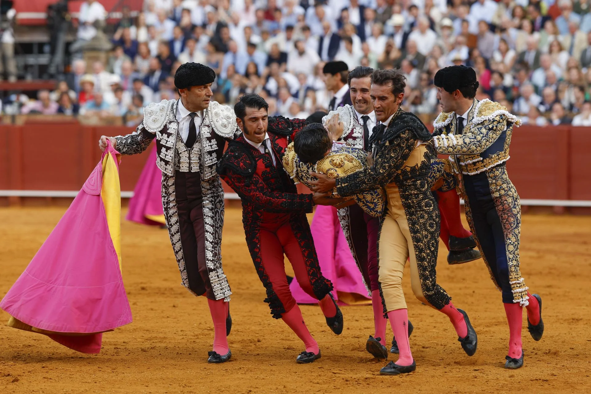 Morante de la Puebla sufre una cornada en el gl&uacute;teo