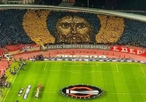desplegado por la afición del Estrella Roja, equipo serbio, durante un partido de la Europa League