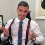Pedro S&aacute;nchez, el &laquo;Humilde&raquo;, se cuela en &lsquo;El Intermedio&rsquo;: tirantes, bromas y la promesa de celebrar los &laquo;25 a&ntilde;os en la Moncloa&raquo;