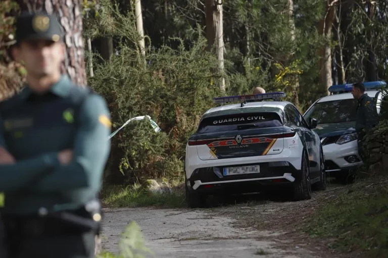 Un guardia civil, durante una operación en Galicia