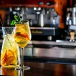 La sangr&iacute;a y el tinto de verano se cuelan entre los mejores c&oacute;cteles del mundo: d&oacute;nde probarlos en Ibiza