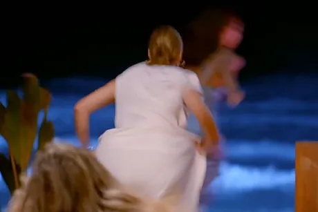 Sandra Barneda corriendo detr&aacute;s de las chicas en 'La isla de las tentaciones'