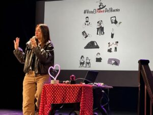 La psicóloga y divulgadora Isa Duque en una charla. Foto: Puente Genil OK