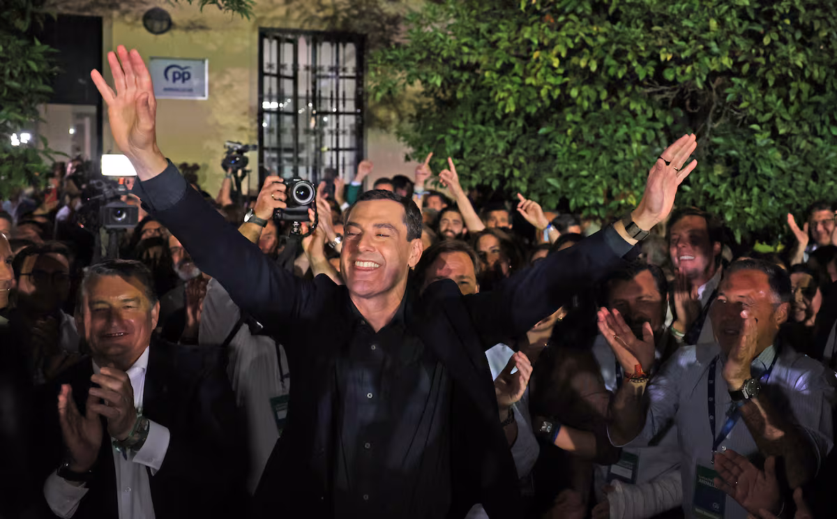 Juan Manuel Moreno Bonilla valora los resultados electorales a las puertas de la sede del PP Andaluz