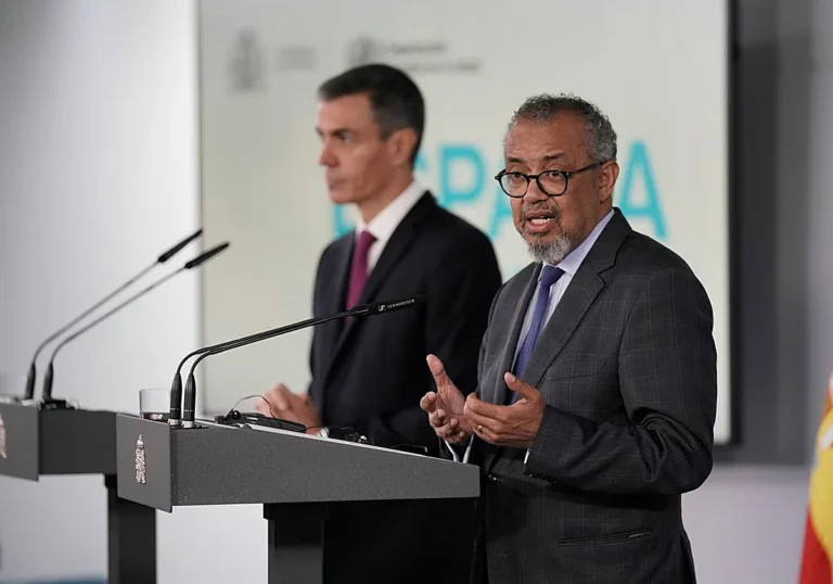 El presidente del Gobierno, Pedro S&aacute;nchez, junto al director general de la OMS, Tedros Adhanom Ghebreyesus