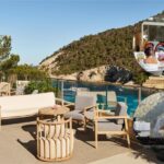 M&uacute;sica en directo, arte y talleres: as&iacute; se vive el verano en Cala Llonga