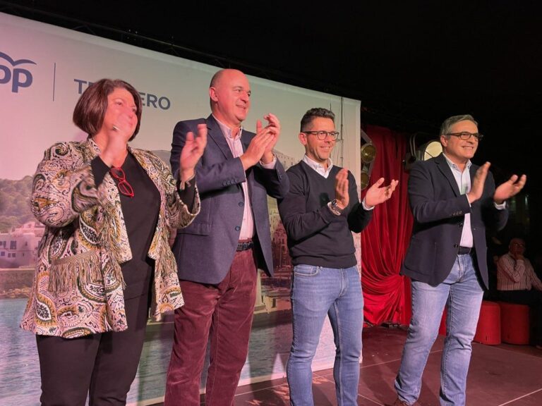 Rafa Triguero junto a Jos&eacute; Vicente Mar&iacute; Bos&oacute; en la presentaci&oacute;n del entonces candidato al Ayuntamiento de Ibiza.