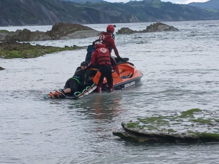 Rescate extremo tras la tormenta en el Flysch de Zumaia