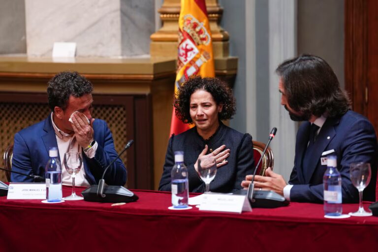 Zara Villar y José Manuel Peña, padres de Sandra Peña, durante el cierre de la jornada “Tolerancia cero con la violencia escolar” celebrada en el Senado