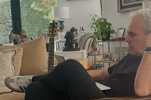 David Summers en su casa