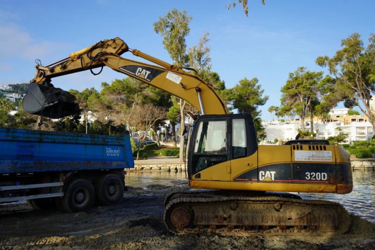 Maquinaria pesada trabajando en la desembocadura del r&iacute;o de Santa Eul&agrave;ria.