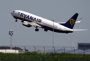 Avión de Ryanair despegando