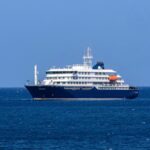 El crucero MV Hondius anclado frente al puerto de Praia, la capital de Cabo Verde
