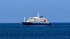 El crucero MV Hondius anclado frente al puerto de Praia, la capital de Cabo Verde