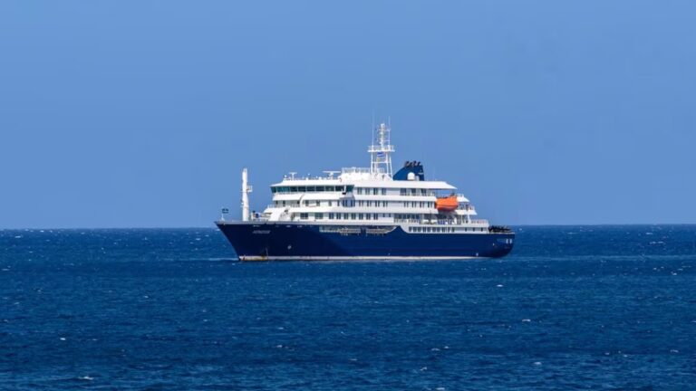 El crucero MV Hondius anclado frente al puerto de Praia, la capital de Cabo Verde