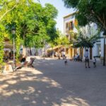 Caf&eacute; en la plaza, comida junto a torres medievales y vino al atardecer: la ruta perfecta por el interior de Ibiza