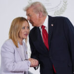 Trump humilla a Meloni y tensiona su v&iacute;nculo con Italia: &laquo;Me dio pena y le di una foto&raquo;