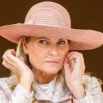 Mette-Marit, con gafas de oxígeno, hace un mes en el balcón del palacio real de Oslo