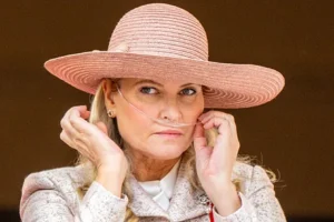 Mette-Marit, con gafas de oxígeno, hace un mes en el balcón del palacio real de Oslo