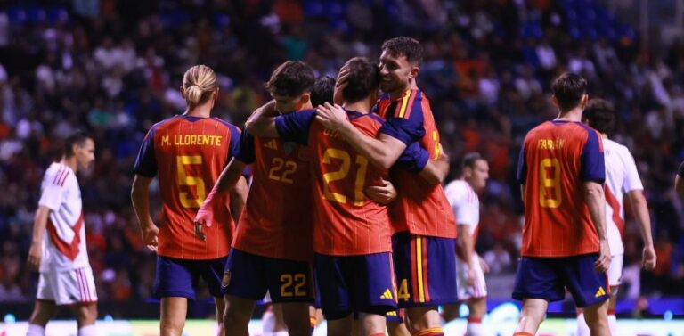 La Selección española durante su encuentro contra Perú el 8 de junio