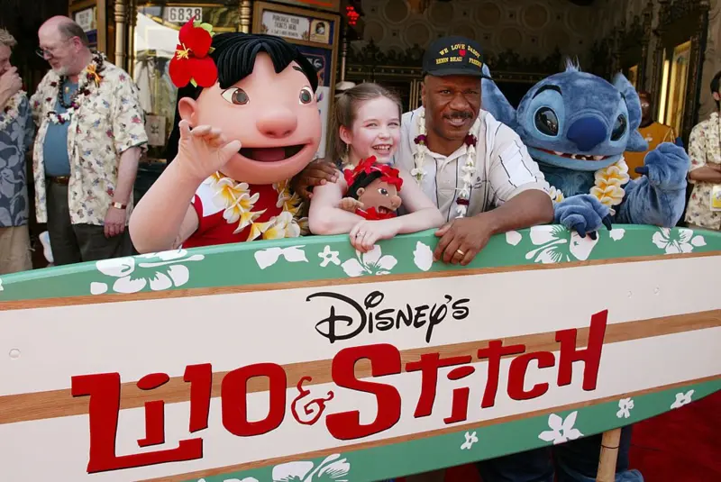 Daveigh Chase, la voz de Lilo, y Ving Rhames, la voz de Cobra Bubbles, en el estreno y la fiesta posterior de Lilo & Stitch en el Teatro El Capitan de Los &Aacute;ngeles en 2002