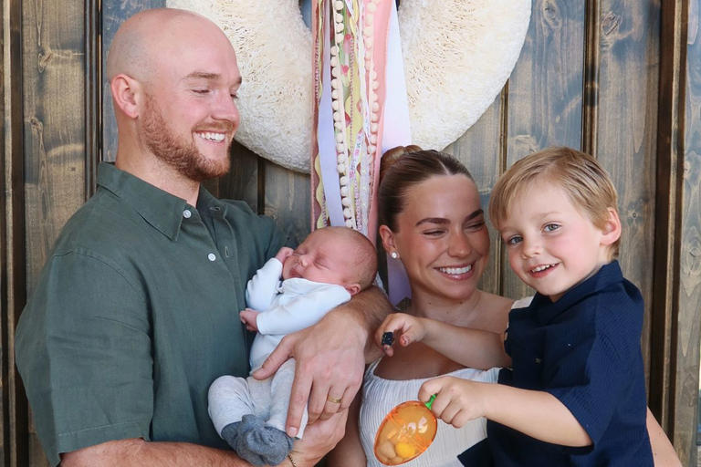 Emilie Kiser y su esposo Brady Kiser con sus dos hijos, Trigg y Theodore, en abril de 2025