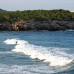 Tres playas de Ibiza donde encontrar las mejores olas para hacer surf