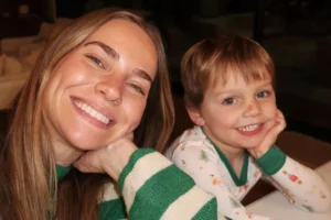 Emilie Kiser junto a su hijo Trigg