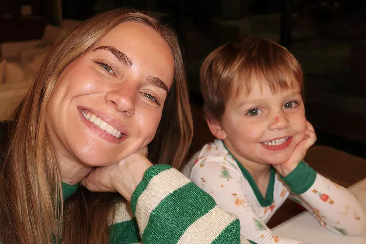 Emilie Kiser junto a su hijo Trigg