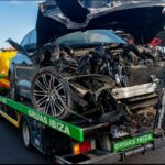 Grúas Ibiza tuvo que desplegar dos vehículos de auxilio y una grúa pluma para liberar el deportivo en la carretera de San Antonio