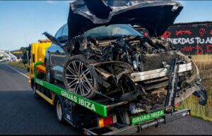 Grúas Ibiza tuvo que desplegar dos vehículos de auxilio y una grúa pluma para liberar el deportivo en la carretera de San Antonio