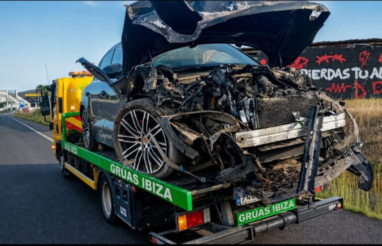 Gr&uacute;as Ibiza tuvo que desplegar dos veh&iacute;culos de auxilio y una gr&uacute;a pluma para liberar el deportivo en la carretera de San Antonio