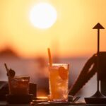 Restaurantes con puestas de sol en Ibiza: tres mesas privilegiadas para despedir el d&iacute;a