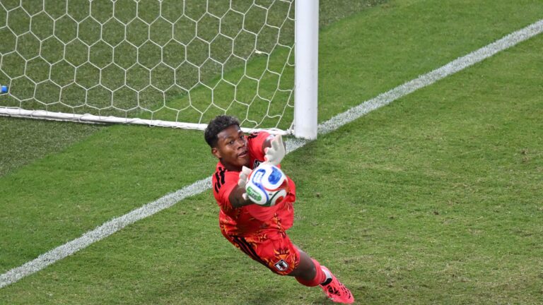 Zion Suzuki, el arquero de Jap&oacute;n