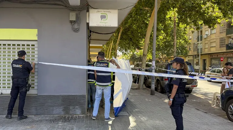 Agentes de la Polic&iacute;a Nacional en el registro de la cl&iacute;nica del logopeda asesinado en Valencia