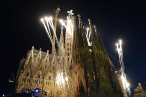 Fuegos artificiales tras la bendici&oacute;n de la Torre de Jesucristo por parte del Papa Le&oacute;n XIV
