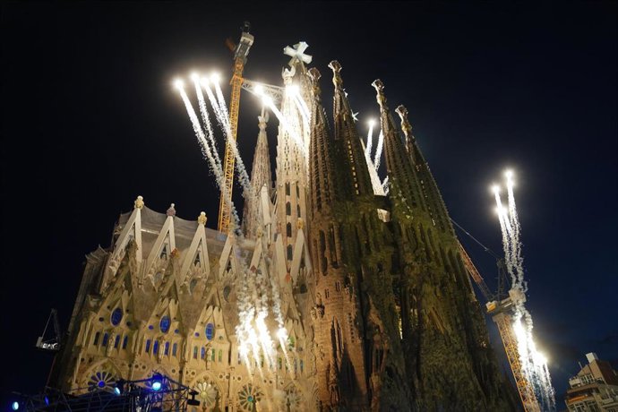 Fuegos artificiales tras la bendici&oacute;n de la Torre de Jesucristo por parte del Papa Le&oacute;n XIV